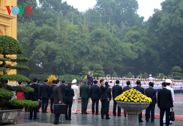 Chủ tịch nước Trần Đại Quang chủ trì lễ đón Tổng thống Hoa Kỳ Donald Trump - ảnh 1