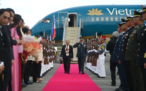 Thủ tướng Nguyễn Xuân Phúc đến Philippines bắt đầu tham dự ASEAN-31 - ảnh 1