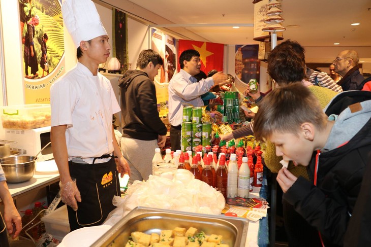 Giới thiệu và quảng bá Việt Nam tại Hội chợ từ thiện “CHARITY BAZAAR” lần thứ 25 tại Ukraine - ảnh 2