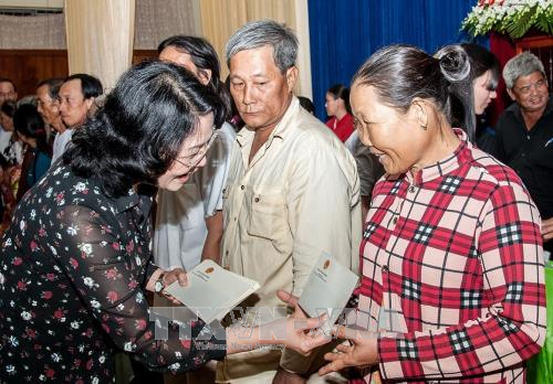 Phó Chủ tịch nước thăm, tặng quà cho học sinh và hộ nghèo tỉnh An Giang - ảnh 1