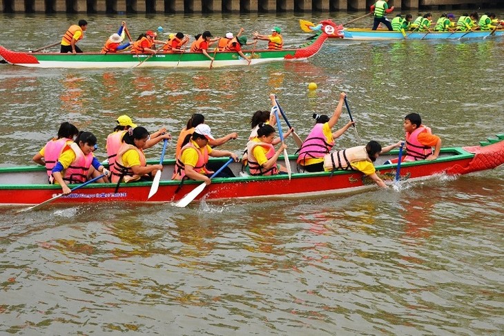 Người dân thành phố Hồ Chí Minh háo hức theo dõi giải đua thuyền truyền thống - ảnh 2