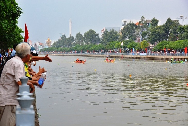 Người dân thành phố Hồ Chí Minh háo hức theo dõi giải đua thuyền truyền thống - ảnh 1
