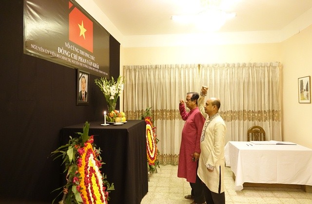 Lễ viếng và mở Sổ tang Nguyên Thủ tướng Phan Văn Khải tại trụ sở Đại sứ quán Việt Nam tại Bangladesh - ảnh 2