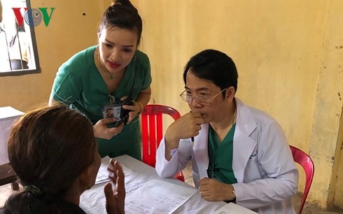 Bác sĩ Việt kiều khám bệnh, phát thuốc miễn phí cho người nghèo Campuchia - ảnh 1