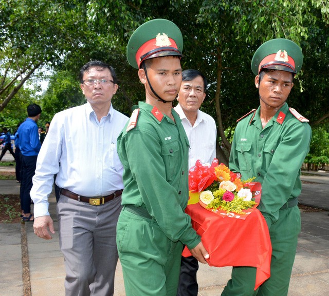 Tỉnh Gia Lai tổ chức lễ truy điệu, an táng hài cốt liệt sỹ hy sinh tại Campuchia - ảnh 2