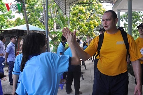 Đoàn thủy thủ Hải quân Hoa Kỳ giao lưu với trẻ em khuyết tật tại Khánh Hòa - ảnh 1