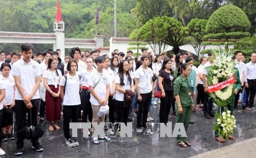 Đoàn thanh thiếu niên kiều bào của 30 quốc gia đến dâng hương tại Ngã ba Đồng Lộc - ảnh 1