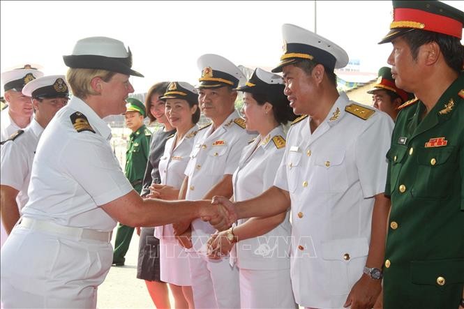 Đoàn sỹ quan, thủy thủ tàu Hải quân Hoàng gia New Zealand thăm hữu nghị Việt Nam - ảnh 1