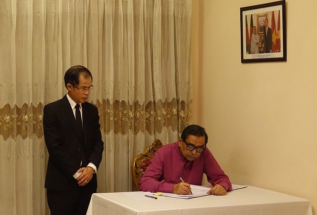 Đại sứ quán Việt Nam tại Bangladesh tổ chức Lễ viếng và mở Sổ tang Chủ tịch nước Trần Đại Quang - ảnh 3