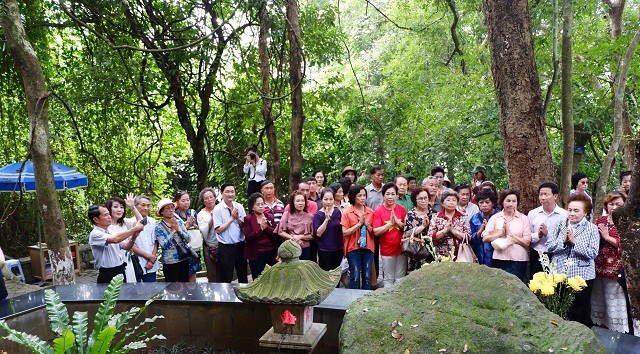 Các cựu giáo viên kiều bào Thái Lan thăm khu di tích Đá Chông - ảnh 4