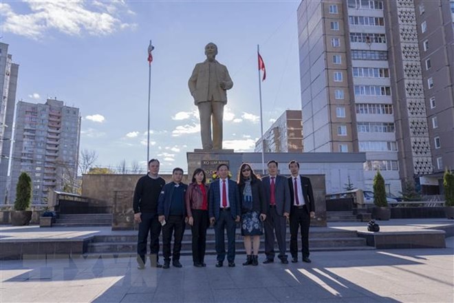 Đại sứ Việt Nam Ngô Đức Mạnh thăm và làm việc tại tỉnh Ulyanovsk - ảnh 1