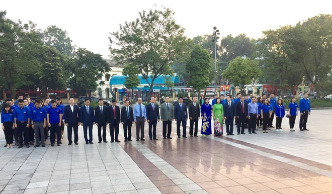 Lãnh đạo thành phố Hà Nội dâng hoa kỷ niệm 101 năm Cách mạng tháng Mười Nga - ảnh 1