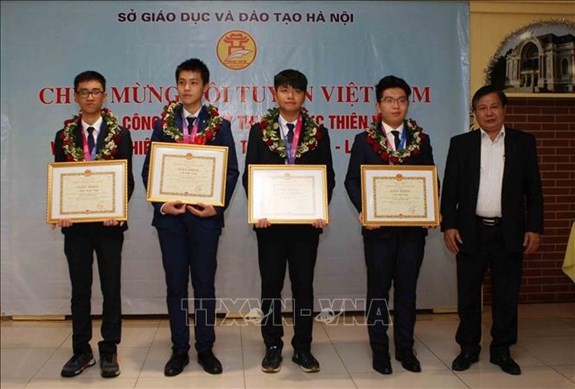 Hà Nội tuyên dương học sinh đoạt giải thưởng Kỳ thi Thiên văn và Vật lý Thiên văn quốc tế (IOAA 2018) - ảnh 1