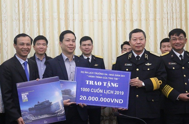 Ủy ban Nhà nước về người Việt Nam ở nước ngoài thăm, tặng quà Tết cho quân và dân huyện đảo Trường Sa, nhà giàn DK1 - ảnh 2