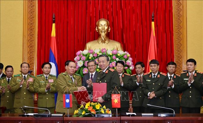  Bộ Công an Việt Nam và Bộ An ninh Lào ký kết văn bản hợp tác - ảnh 1