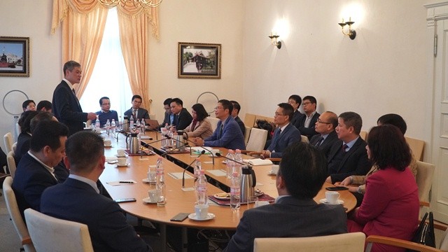 Bộ trưởng Trần Tuấn Anh thăm và làm việc tại Đại sứ quán Việt Nam tại Đức - ảnh 1