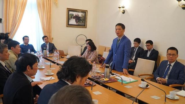 Bộ trưởng Trần Tuấn Anh thăm và làm việc tại Đại sứ quán Việt Nam tại Đức - ảnh 2