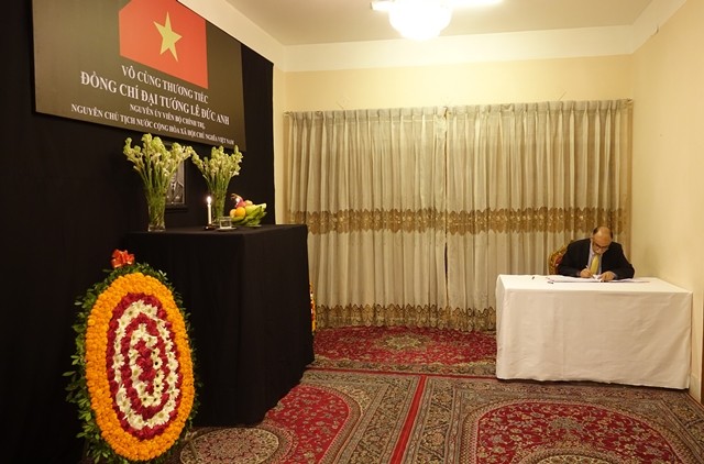 Đại sứ quán Việt Nam tại Bangladesh tổ chức mở Sổ tang và lễ viếng nguyên Chủ tịch nước Lê Đức Anh - ảnh 2