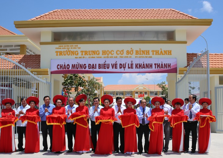 Phó Thủ tướng Trương Hòa Bình dự khánh thành Trường THCS Bình Thành, tỉnh Long An - ảnh 1