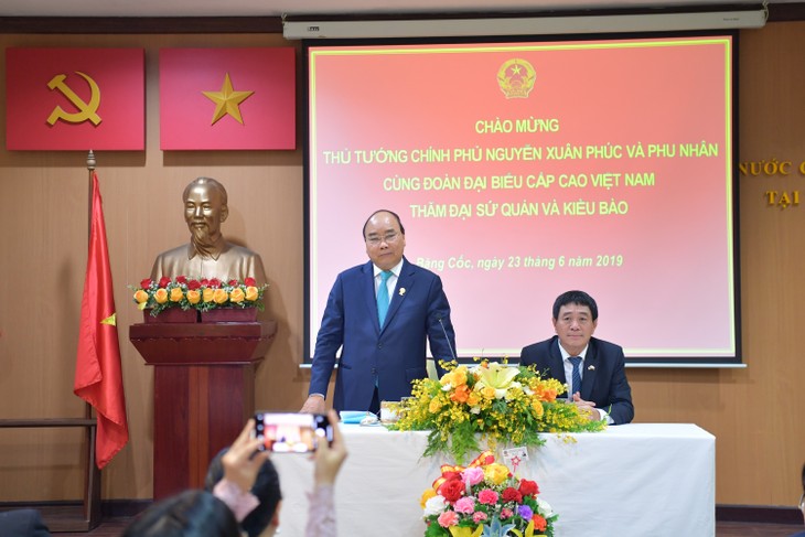 Thủ tướng Nguyễn Xuân Phúc gặp gỡ cộng đồng người Việt Nam tại Thái Lan - ảnh 1