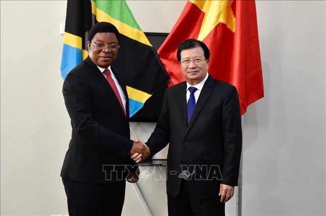 Phó Thủ tướng Trịnh Đình Dũng hội kiến Thủ tướng Cộng hòa Thống nhất Tanzania - ảnh 1