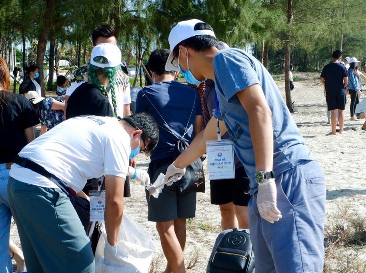 Chung tay nhặt rác làm sạch môi trường biển Quảng Ngãi - ảnh 4