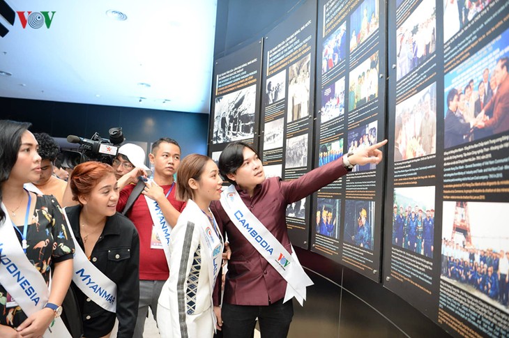 Tiếng hát ASEAN+3:  Các thí sinh đi thăm bảo tàng Quảng Ninh - ảnh 3