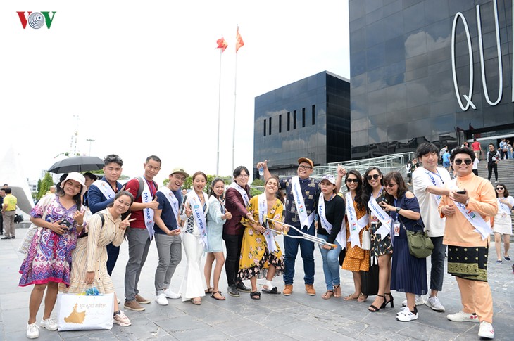 Tiếng hát ASEAN+3:  Các thí sinh đi thăm bảo tàng Quảng Ninh - ảnh 2