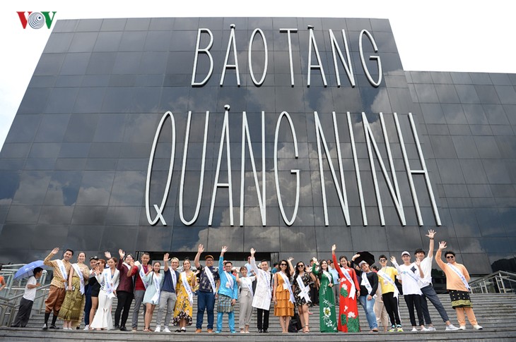 Tiếng hát ASEAN+3:  Các thí sinh đi thăm bảo tàng Quảng Ninh - ảnh 1