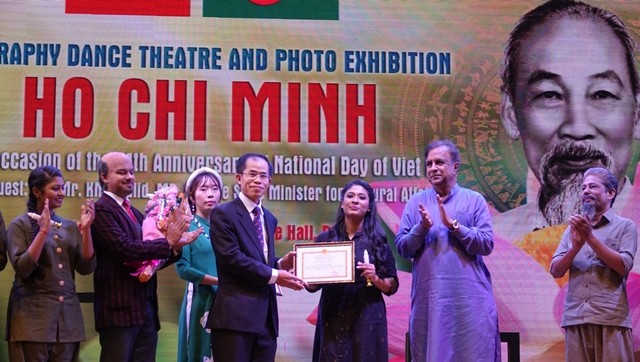Các nghệ sỹ Bangladesh khắc họa hình tượng Chủ tịch Hồ Chí Minh - ảnh 4