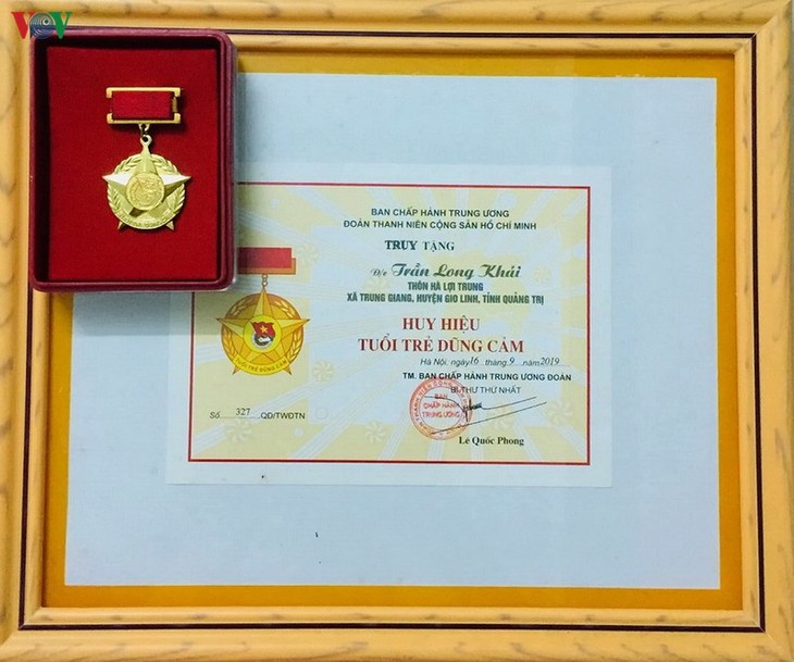 Truy tặng Huy hiệu “Tuổi trẻ Dũng cảm” cho thanh niên cứu người trên bán đảo Sơn Trà, thành phố Đà Nẵng - ảnh 1