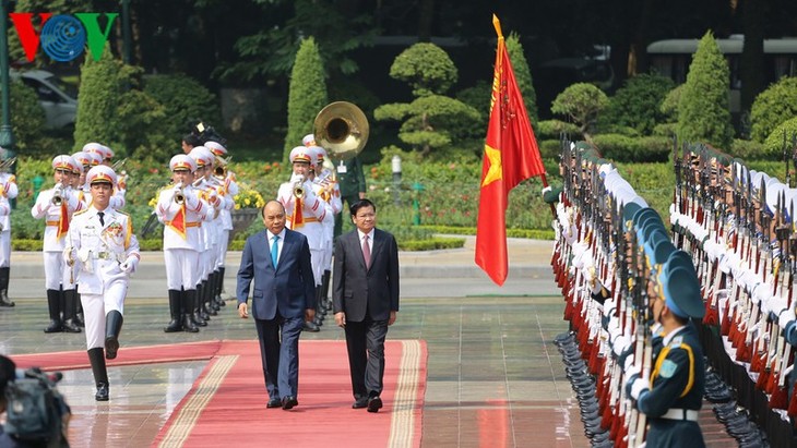Thủ tướng Cộng hòa Dân chủ Nhân dân Lào thăm chính thức Việt Nam - ảnh 1