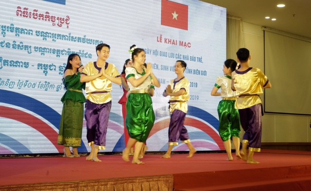 Khai mạc Ngày hội giao lưu các nhà báo trẻ, thanh niên, sinh viên các tỉnh biên giới Việt Nam - Campuchia  - ảnh 5