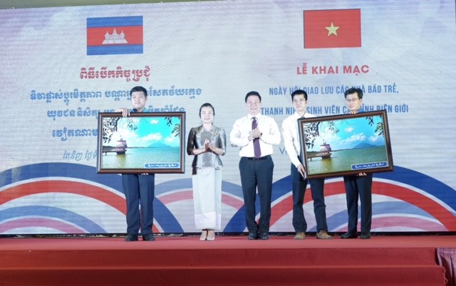Khai mạc Ngày hội giao lưu các nhà báo trẻ, thanh niên, sinh viên các tỉnh biên giới Việt Nam - Campuchia  - ảnh 4