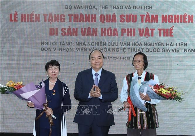 Thủ tướng Nguyễn Xuân Phúc dự lễ hiến tặng thành quả sưu tầm nghiên cứu di sản văn hoá phi vật thể - ảnh 1