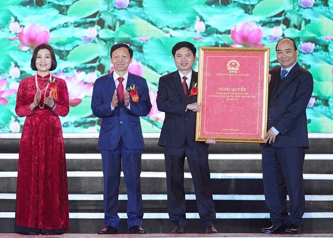 Thủ tướng Chính phủ Nguyễn Xuân Phúc dự lễ công bố Nghị quyết về thành lập Thị xã Duy Tiên, tỉnh Hà Nam - ảnh 1