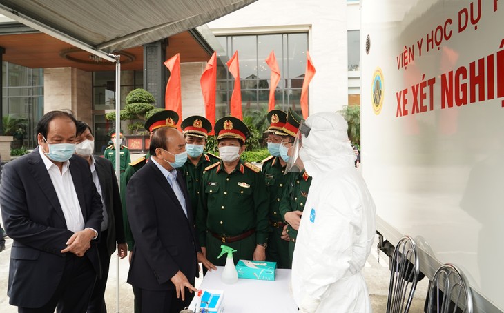 Thủ tướng Nguyễn Xuân Phúc ghi nhận tinh thần vì nhân dân quên mình của lượng vũ trang, trong phòng, chống dịch - ảnh 1