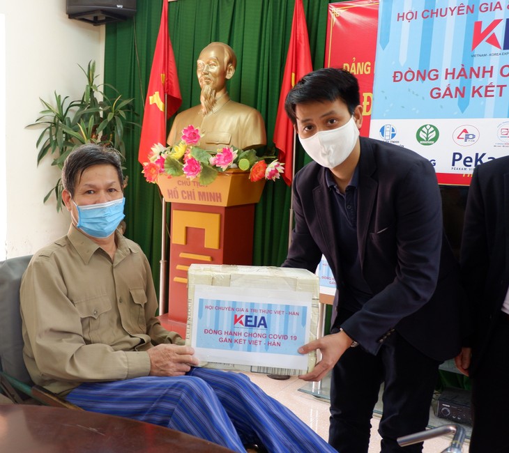 VKEIA tặng sản phẩm hỗ trợ y tế cho Bệnh viện Nội tiết Trung ương và Trung tâm Điều dưỡng thương binh Thuận Thành - ảnh 12