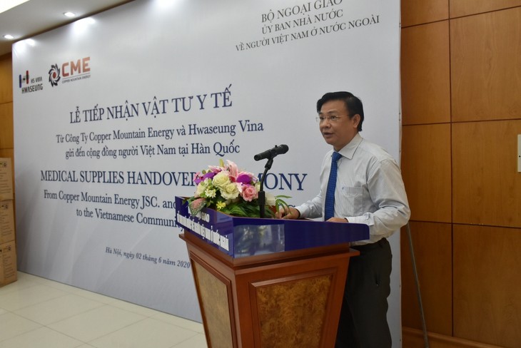 Doanh nghiệp Hàn Quốc trao vật tư y tế hỗ trợ người Việt Nam ở nước ngoài - ảnh 2