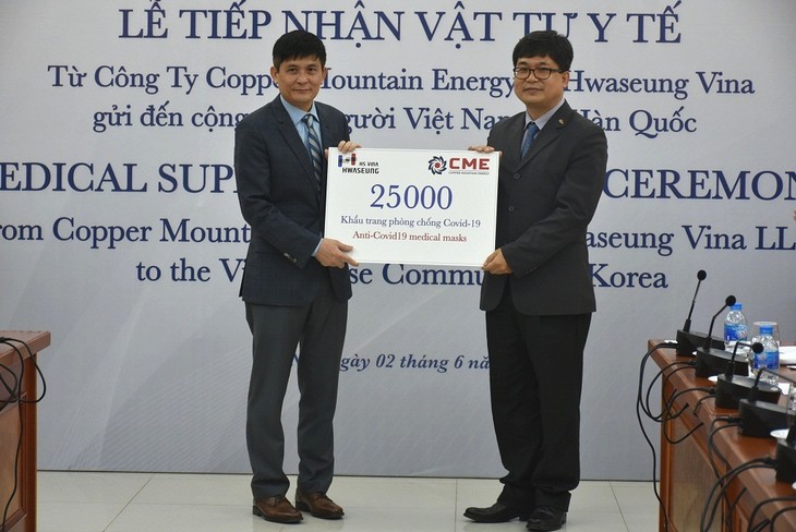 Doanh nghiệp Hàn Quốc trao vật tư y tế hỗ trợ người Việt Nam ở nước ngoài - ảnh 3