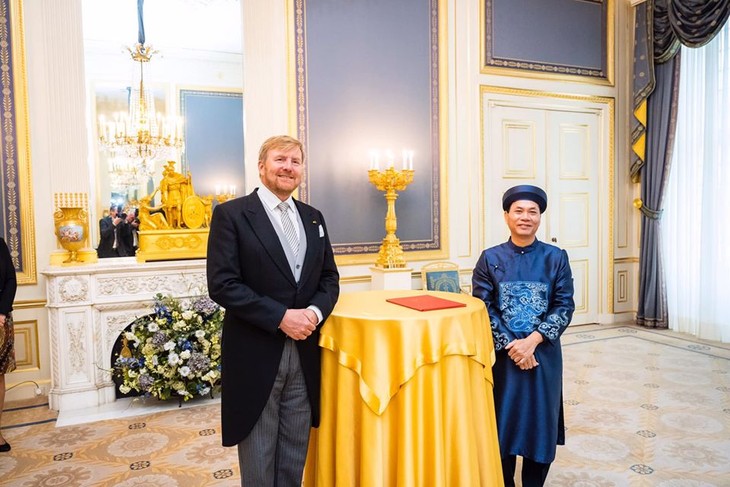 Đại sứ Việt Nam tại Hà Lan trình quốc thư lên Nhà vua Hà Lan  - ảnh 2