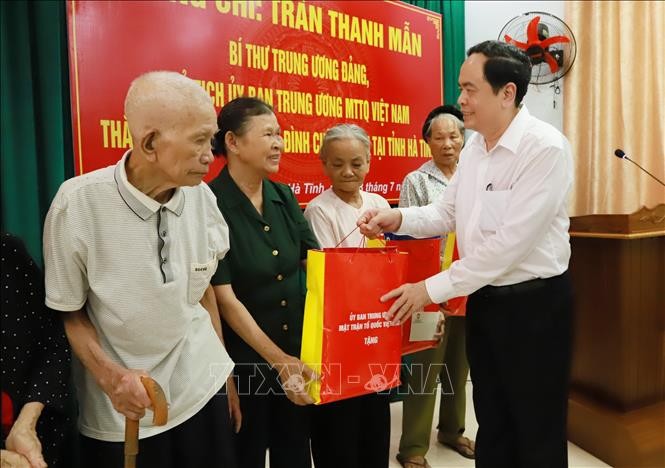 Chủ tịch Ủy ban Trung ương Mặt trận Tổ quốc Việt Nam tặng quà gia đình chính sách ở Hà Tĩnh - ảnh 1