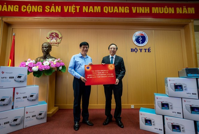 Vingroup trao tặng 3.000 máy thở cho Bộ Y tế - ảnh 1
