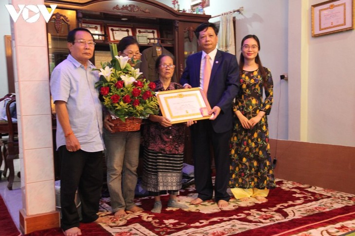 Lần đầu tiên một Việt kiều tại Lào được nhận Huy hiệu 70 năm tuổi Đảng - ảnh 1