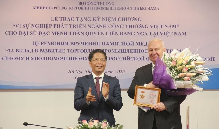 Trao Kỷ niệm chương cho Đại sứ đặc mệnh toàn quyền Liên bang Nga tại Việt Nam - ảnh 1