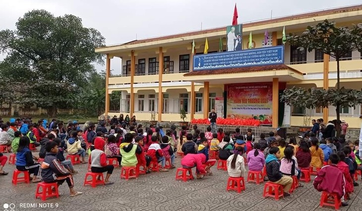 Người Việt ở Daegu trao quà Tết cho học sinh có hoàn cảnh khó khăn tại Quảng Bình - ảnh 2