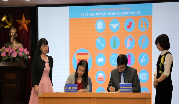 UNFPA hỗ trợ hơn 3.700 bộ đồ dùng thiết yếu cho người cao tuổi ở miền Trung bị ảnh hưởng lũ lụt - ảnh 2