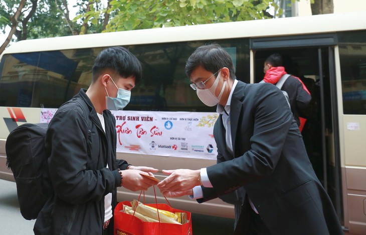 Trung ương Hội Sinh viên Việt Nam tặng quà và vé xe hỗ trợ sinh viên về quê đón Tết - ảnh 1