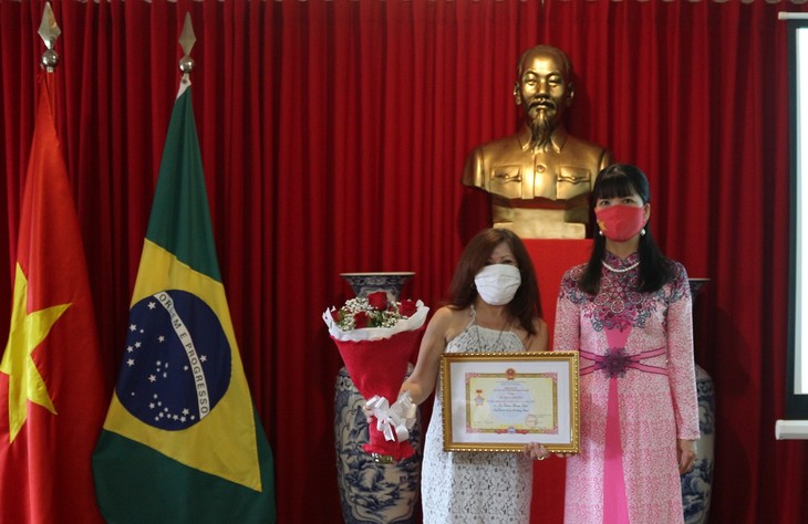 Trao tặng kỷ niệm chương “Vì hòa bình, hữu nghị giữa các dân tộc” cho các nhà báo Brasil - ảnh 3