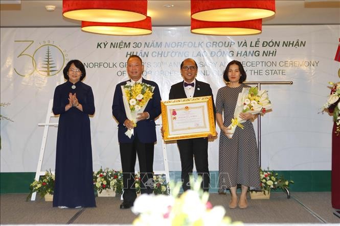 Phó Chủ tịch nước Đặng Thị Ngọc Thịnh trao tặng Huân chương Lao động hạng Nhì cho Norfolk Group Việt Nam - ảnh 1
